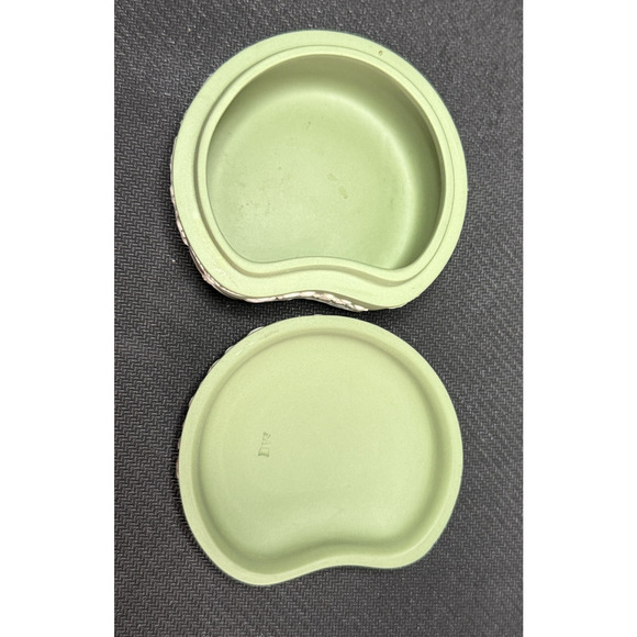 Wedgwood Vintage Green Jasperware Trinket Jewelry Box Keepsake Collectible - Picture 7 of 7